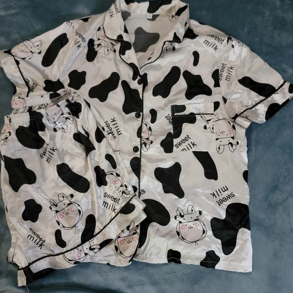 Cow Print Pajama Set Like Silk Button Down Size JR L / XL - Picture 1 of 6